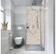 Baie modernă cu duș, toaletă și fereastră