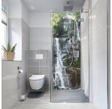 Baie modernă cu duș walk-in cu motiv de cascadă, toaletă și fereastră