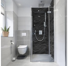 Baie luminoasă cu duș, toaletă și fereastră