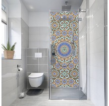 Baie cu duș și model mozaic pe peretele dușului