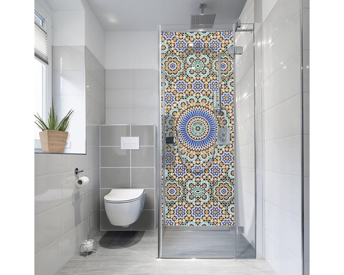 Baie cu duș și model mozaic pe peretele dușului