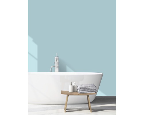 Baie luminoasă cu cadă independentă, robinet, prosoape și bancă din lemn