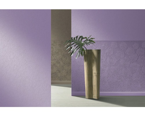Vedere a camerei cu tapet texturat în violet și decorațiuni