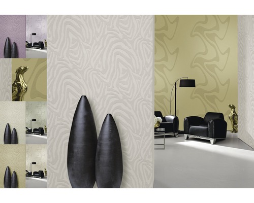 Cameră de zi cu tapet cu model, fotoliu și decorațiuni