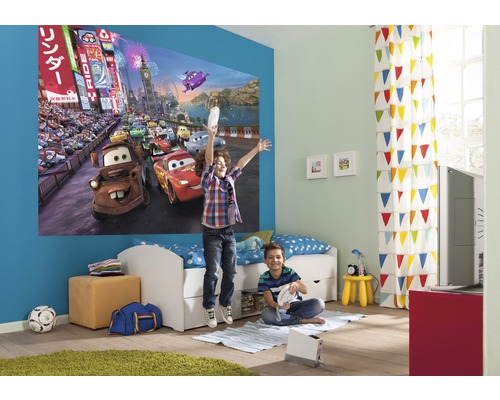 Cameră de copii cu pictură murală circuit de curse, pat și copii care se joacă