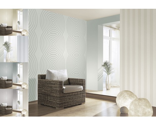 Living cu fotoliu din ratan și diverse modele de tapet