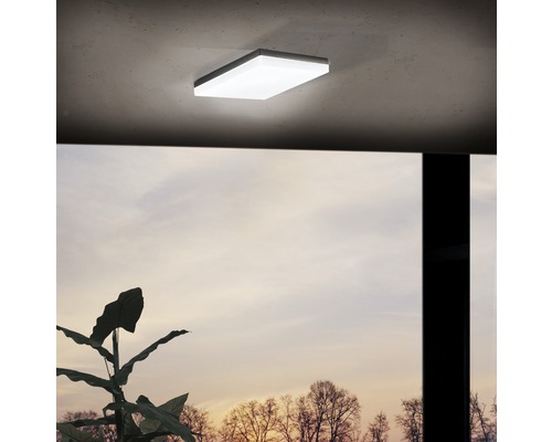 Lumină de plafon pătrată în cameră cu lumină naturală