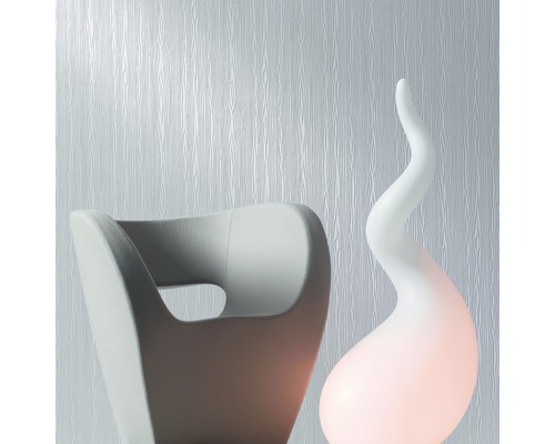 Scenă cu tapet texturat, fotoliu și lampă decorativă