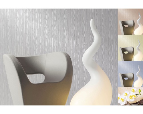 Design interior cu tapet structurat, fotoliu și iluminat decorativ