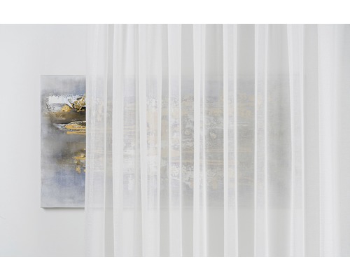 Șaluri decorative din material transparent în fața unui tablou