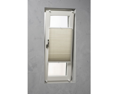 Fereastră cu jaluzea pliată pentru controlul luminii