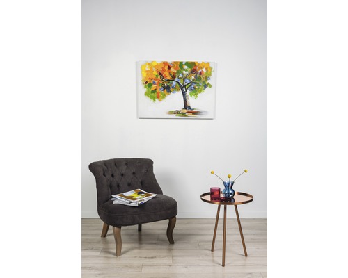 Pictură cu un copac deasupra unui fotoliu și a unei măsuțe laterale