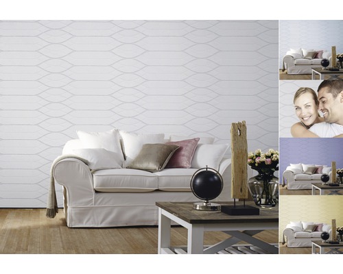 Living cu tapet alb și model ondulat în spatele unei canapele