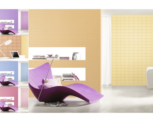 Cameră de zi cu tapet cu model, rafturi și fotoliu