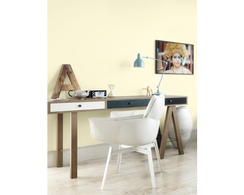 Cameră de lucru cu birou, lampă, scaun și decorațiuni pentru o atmosferă luminoasă și organizată