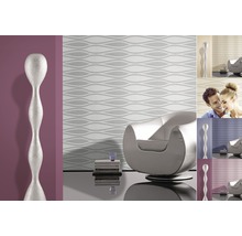 Design interior cu tapet cu model ondulat, fotoliu și decorațiuni