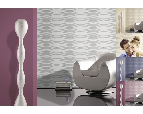 Design interior cu tapet cu model ondulat, fotoliu și decorațiuni