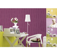 Cameră decorativă cu birou, lampă și tapet cu model.