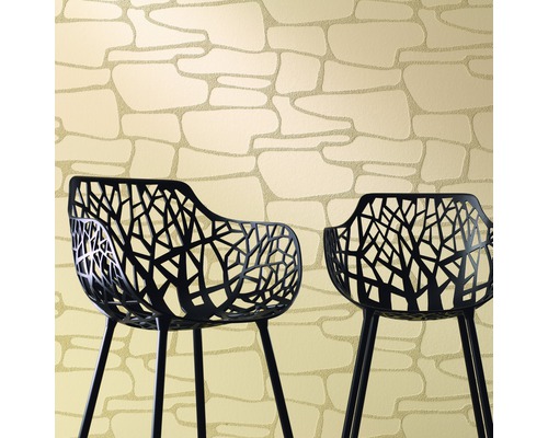 Două scaune negre în fața unui tapet bej cu model de piatră.