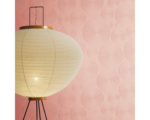 Vedere a camerei cu o lampă de podea și un tapet roz cu model circular