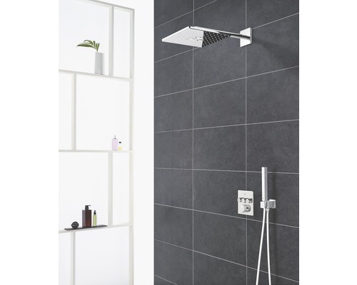 Sistem de duș cu duș fix și duș de mână într-o baie modernă