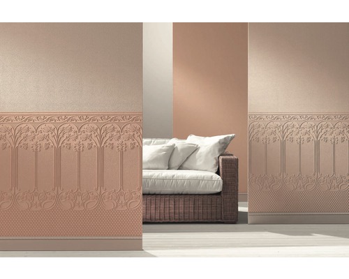 Cameră decorativă cu tapet în relief și canapea.