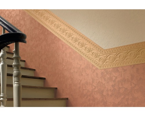 Scară cu bordură decorativă pe perete