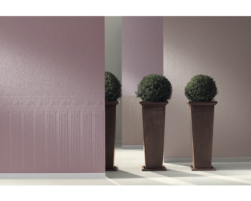 Scenă cu tapet cu model și plante în jardiniere