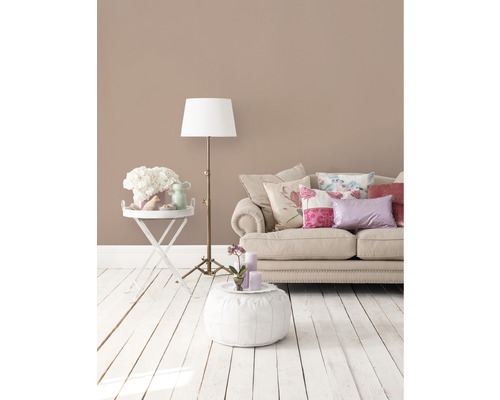 Cameră de zi cu canapea, lampadar și măsuță laterală