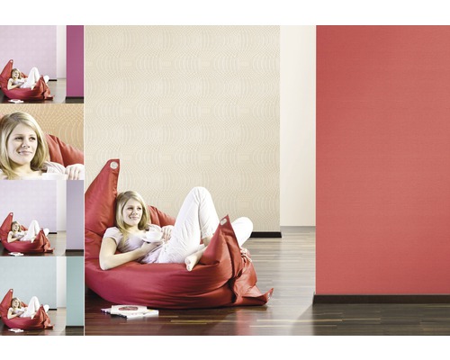 Design interior cu diverse tapete cu model și un puf tip sac.