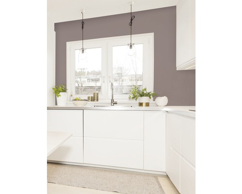 Bucătărie luminoasă cu dulapuri albe, blat, chiuvetă și lămpi suspendate