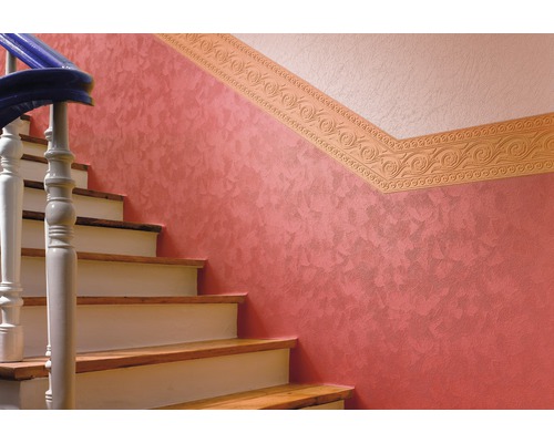 Scară cu margine ornamentată și design de perete