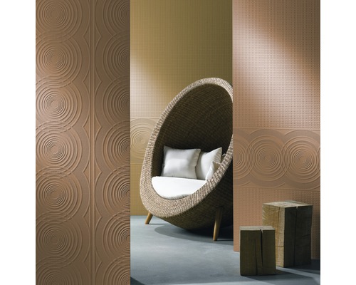 Design interior cu plăci de design, scaun din răchită și taburete din lemn