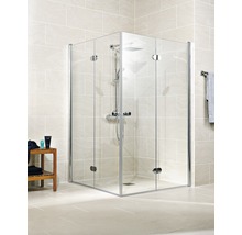 Cabină de duș pe colț cu pereți din sticlă transparentă și feronerie cromată într-o baie luminoasă