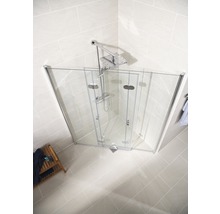 Cabină de duș pe colț cu pereți de sticlă și cap de duș într-o baie luminoasă