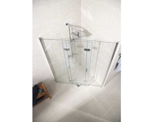 Cabină de duș pe colț cu pereți de sticlă și cap de duș într-o baie luminoasă