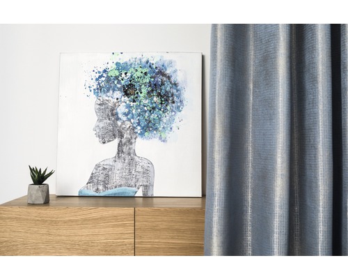 Artă decorativă de perete cu silueta unei femei pe un bufet, cu o perdea alături