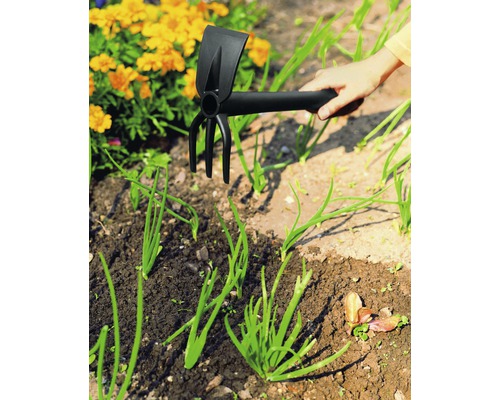 Grădinărit cu o sapă combinată în grădină