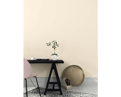 Exemplu de amenajare a unui birou cu birou, scaun și decorațiuni.