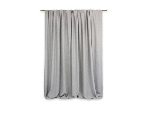 Cortină cu bandă de încrețire agățată pe o bară de cortină