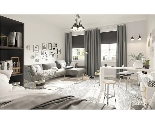 Cameră de zi cu canapea gri, perdele, birou și articole decorative