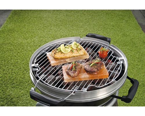 Grătar cu somon și fripturi preparate pe scânduri de sare.