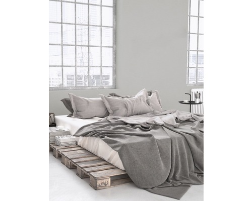 Dormitor cu cadru de pat din paleți de lemn, lenjerie de pat și perne