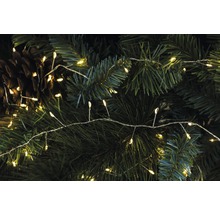 Ghirlandă luminoasă decorativă pe o ramură de brad