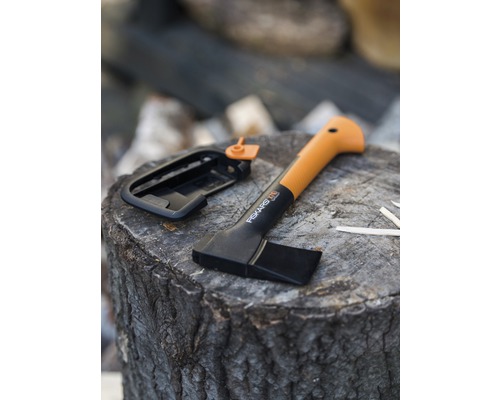 Topor de despicat Fiskars cu protecție pentru lamă pe butuc de copac