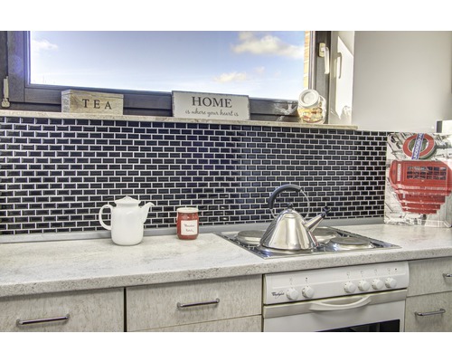 Scenă de bucătărie cu plăci de mozaic, ceainic și plită