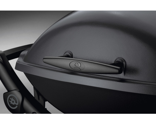 Prim-plan al unui grătar sferic negru cu mâner