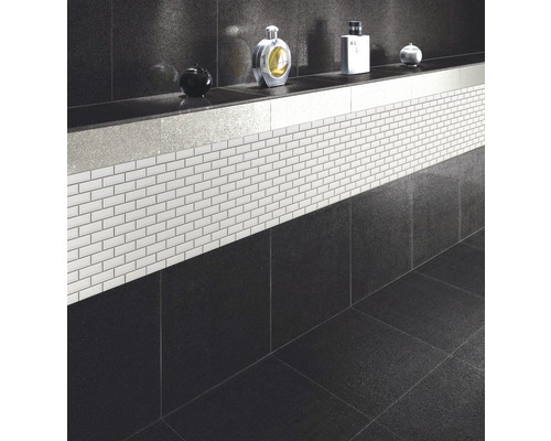 Baie cu gresie neagră și plăci de mozaic albe