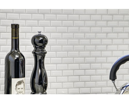 Plăci dreptunghiulare deschise la culoare în bucătărie