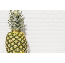 Fruct de ananas în fața unui perete alb